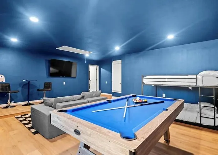 Poolside Paradise Game Fire Pit Hot Tub Holiday home
