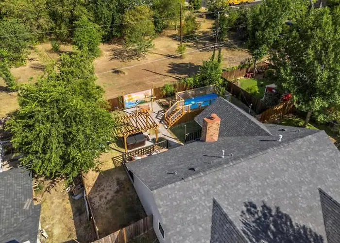 Poolside Paradise Game Fire Pit Hot Tub Holiday home Round Rock