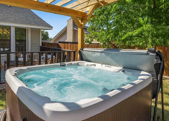 Poolside Paradise Game Fire Pit Hot Tub Holiday home Round Rock