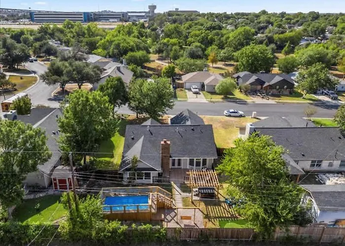 Poolside Paradise Game Fire Pit Hot Tub Holiday home Round Rock